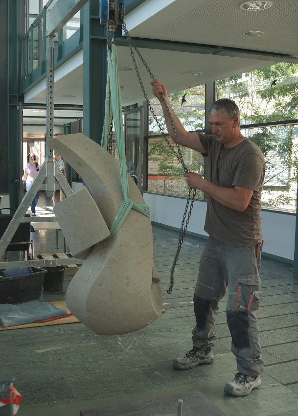 Rainer Scheer bei der Aufstellung der Skulptur